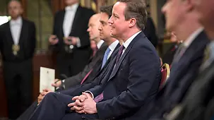 Großbritanniens Premierminister David Cameron verfolgt die Rede der Bundeskanzlerin vor den Kammern des britischen Parlaments.