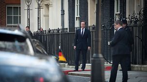 Großbritanniens Premierminister David Cameron wartet vor Downing Street Nr.10.