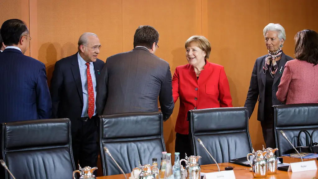 Bundeskanzlerin Angela Merkel mit den Vorsitzenden der fünf internationalen Wirtschafts- und Finanzorganisationen.