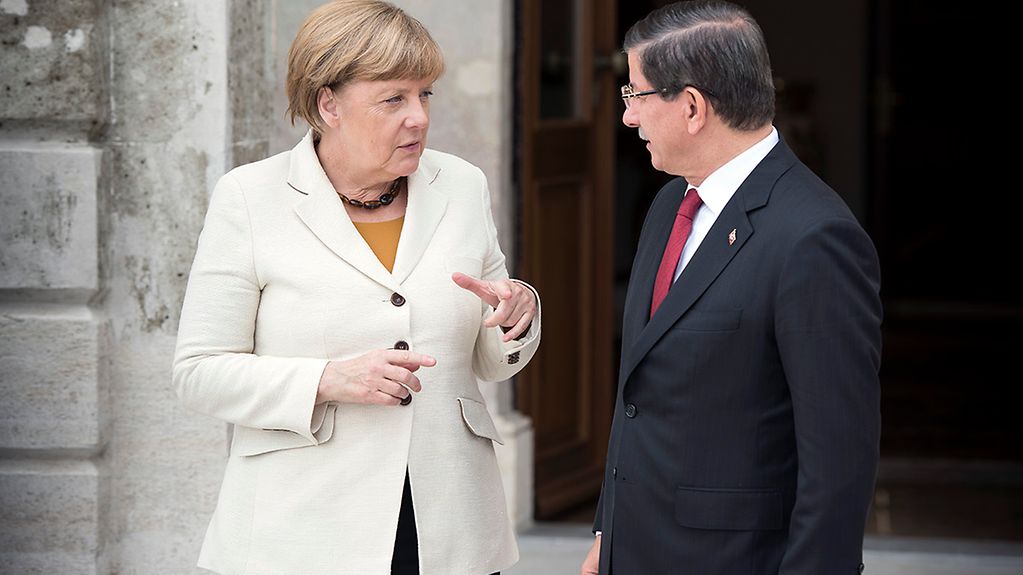 Bundeskanzlerin Angela Merkel im Gespräch mit dem türkischen Premierminister Ahmet Davutoğlu.