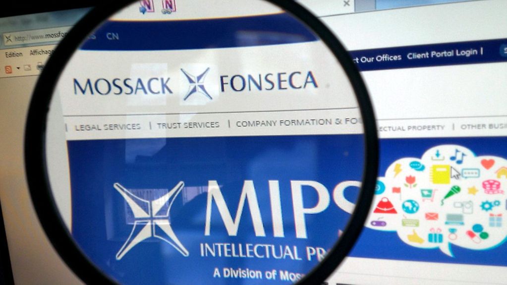 Der Name der Kanzlei Mossack Fonseka auf einem Monitor durch eine Lupe gesehen.