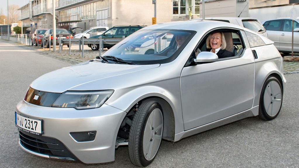 Johanna Wanka- Bundesministerin für Bildung und Forschung fährt das von der TUM entwickelte Elektrofahrzeug ' VisioM ' bei ihrem Besuch an der Fakultät Maschinenwesen in Garching.