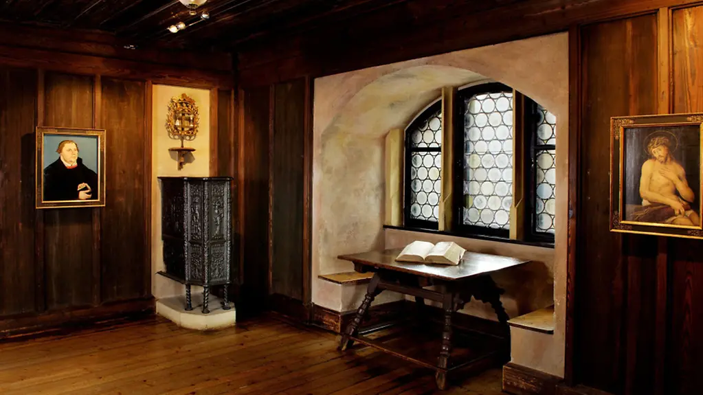 Martin Luther Zimmer. In diesem Zimmer lebte Martin Luther waehrend seines Aufenthalts auf der Veste Coburg. Auf dem Tisch eine original Lutherbibel von 1536. , Reformationsjahr, Reformationsjubiläum