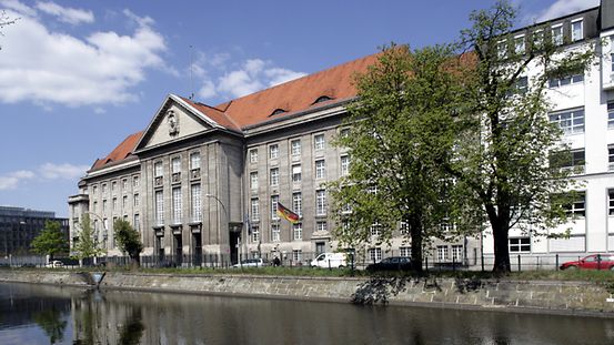 Gebäudeansicht des Bundesministeriums der Verteidigung in Berlin