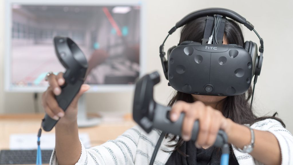 Das Future Work Lab unter Leitung des Fraunhofer-Instituts für Arbeitswirtschaft und Organisation bündelt Kompetenzen rund um die Industrie 4.0. Leena Kozhuppakalam testet eine VR-Brille. Virtual Reality Forschung, Digitalisierung, …