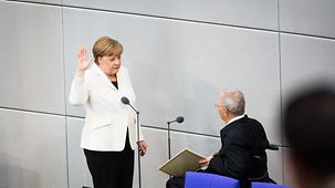 Bundeskanzlerin Angela Merkel schwört im Bundestag den Amtseid vor Bundestagspräsident Wolfgang Schäuble.