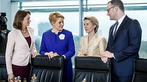 Ursula von der Leyen, Bundesministerin der Verteidigung, im Gespräch mit Justizministerin Katarina Barley, Familienministerin Franziska Giffey und Gesundheitsminister Jens Spahn.
