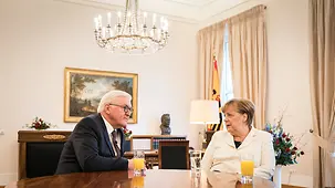 La chancelière fédérale Angela Merkel s’entretient avec le président fédéral Frank-Walter Steinmeier