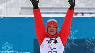 Freude bei Martin Fleig. Er gewann die Goldmedaille im Biathlon 15 km der Herren sitzend.