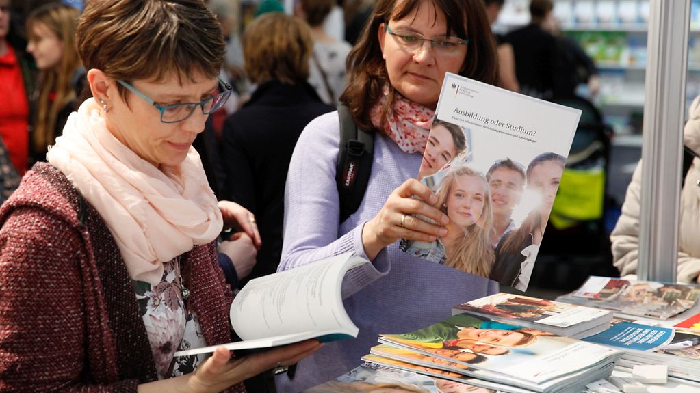 Die Besucher der Buchmesse zeigten reges Interesse an den aktuellen Info-Broschüren der Bundesregierung.