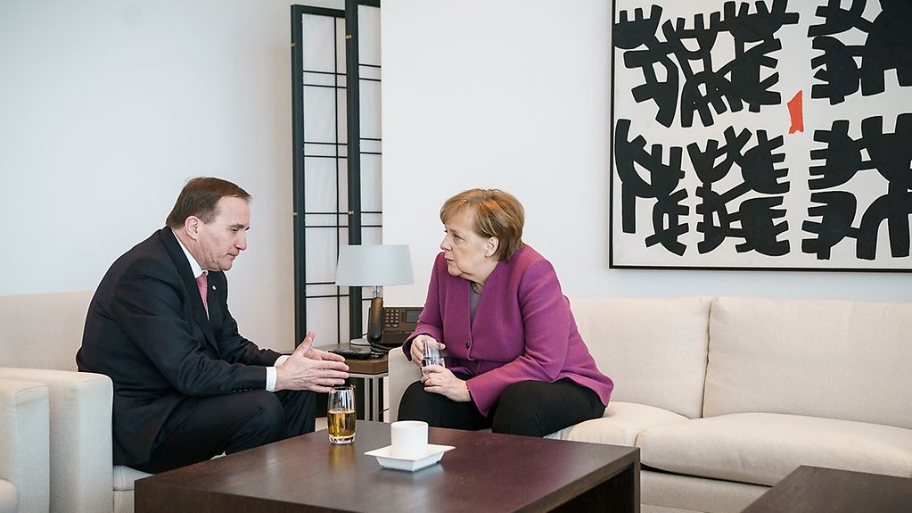 Angela Merkel reçoit le Premier ministre suédois à la Chancellerie fédérale.