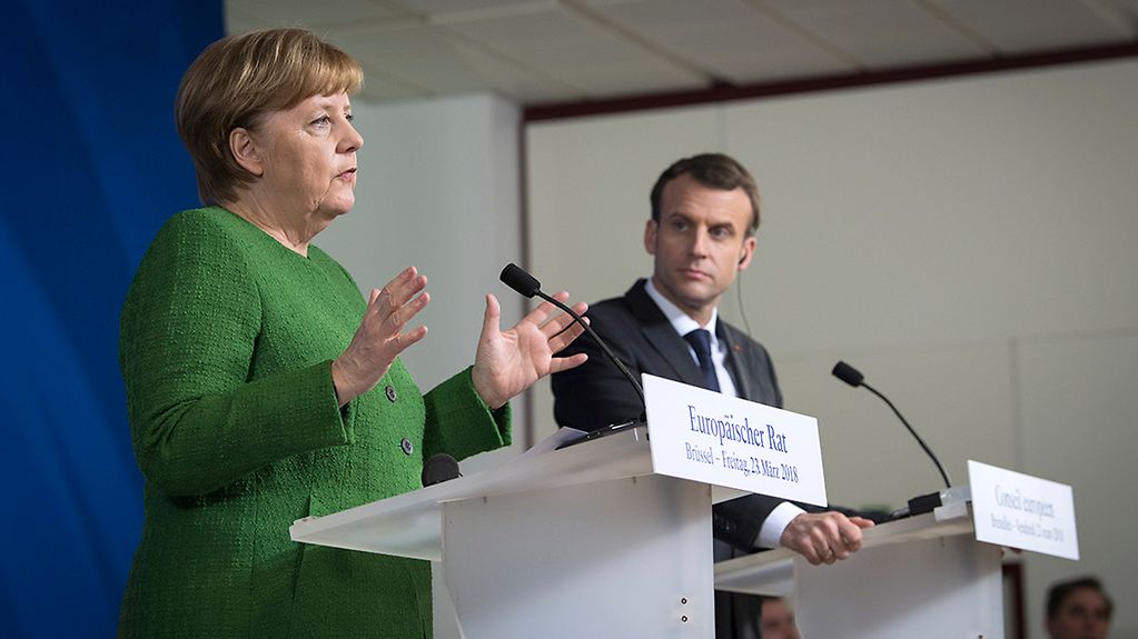 Bundeskanzlerin Angela Merkel spricht auf einer Pressekonferenz neben Frankreichs Präsident Emmanuel Macron.