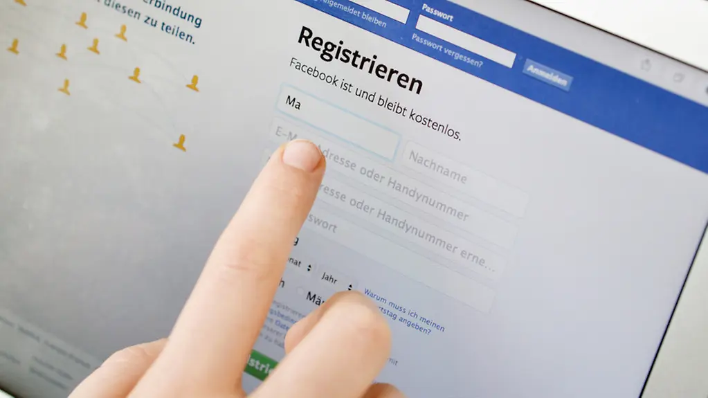 Registrieren, Internet, eigene Daten, persönliche Daten, Datenschutz, Laptop, Computer, Facebook