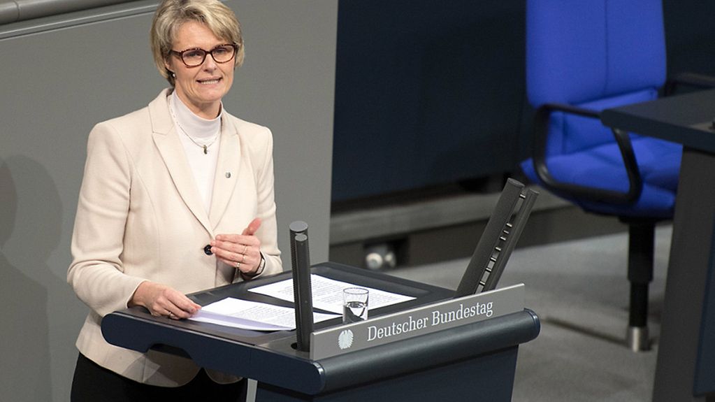 Bundesministerin für Bildung und Forschung Karliczek während ihrer Rede im Deutschen Bundestag.