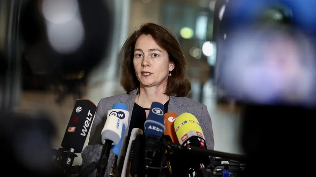 Bundesjustizministerin Katarina Barley gibt vor Journalisten ein Statement ab.