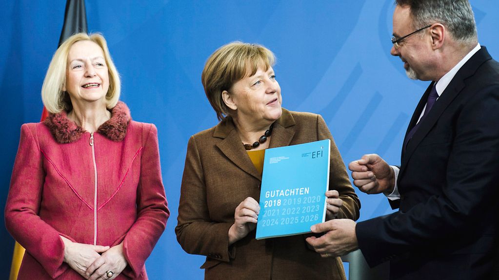 Bundeskanzlerin Angela Merkel bei der Übergabe des Gutachtens 2018 der Expertenkommission Forschung und Innovation (EFI) durch den Vorsitzenden Dietmar Harhoff.
