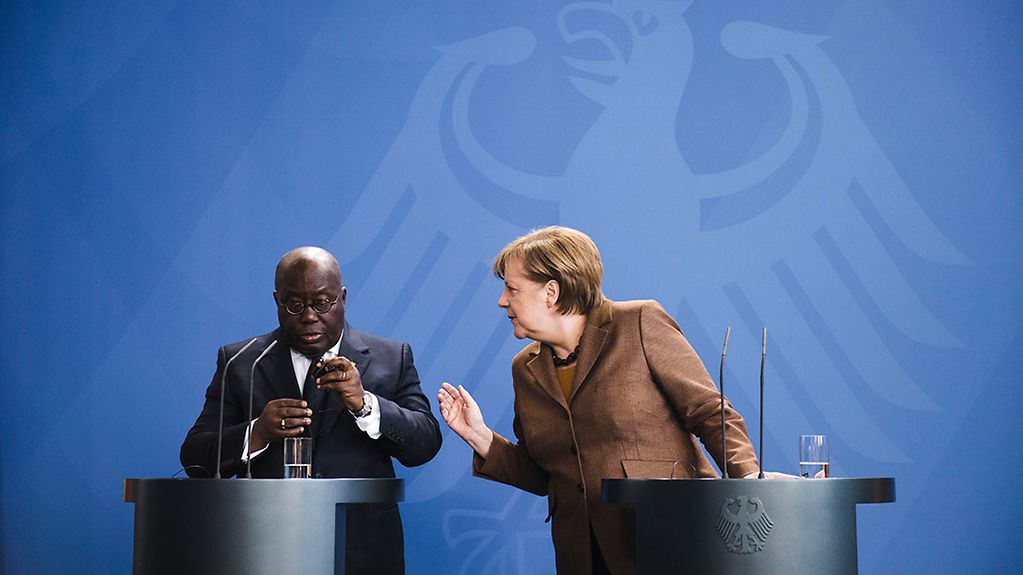 Bundeskanzlerin Angela Merkel und der Präsident der Republik Ghana, Nana Addo Dankwa Akufo-Addo, bei einer gemeinsamen Pressekonferenz.
