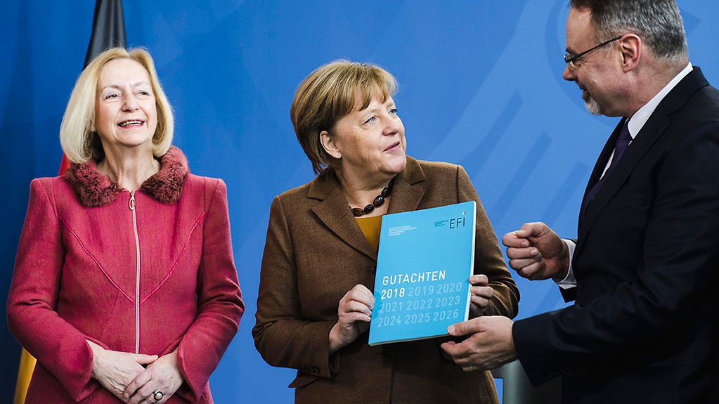 Bundeskanzlerin Angela Merkel nimmt das Gutachten 2018 der Expertenkommission Forschung und Innovation (EFI) entgegen.