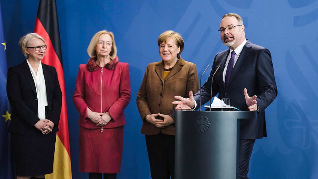 Bundeskanzlerin Angela Merkel bei der Übergabe des Gutachtens 2018 der Expertenkommission Forschung und Innovation (EFI).