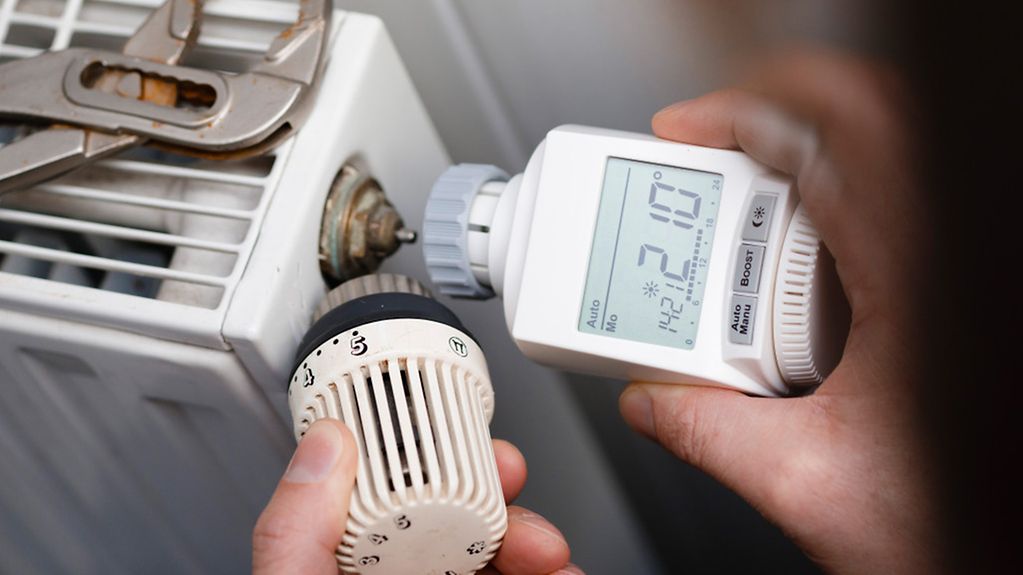 Das Thermostat an einem Heizkörper wird gegen einen programmierbarer Heizkörperregler ausgetauscht.