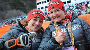 Doppelter Erfolg für deutsche Paralympics-Teilnehmer. Anna-Lena Forster (r.) hat die Super-Kombination (Super-G und Slalom) in der sitzenden Disziplin gewonnen und ihr erstes paralympisches Gold geholt. Silber geht an Anna Schaffelhuber.