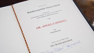 Ernennungsurkunde von Bundeskanzlerin Angela Merkel.