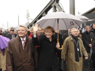 Joachim Gauck, Angela Merkel und Wolf Biermann bei einem symbolischen Gang über den früheren Grenzkontrollpunkt Bornholmer Straße