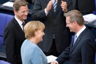 Bundeskanzlerin Angela Merkel gratuliert Christian Wulff nach der Vereidigung als Bundespräsident im Deutschen Bundestag