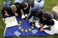 Schüler lernen. Grundlage: Eine Europafahne