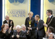 Bundeskanzlerin Angela Merkel gratuliert Donald Tusk und Ministerpräsident Polens, zur Auszeichnung mit dem Internationalen Karlspreis.