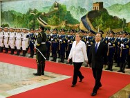 Bundeskanzlerin Angela Merkel wird von Wen Jiabao, Ministerpräsident Chinas, mit militärischen Ehren in der Großen Halle des Volkes empfangen.