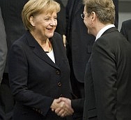 Bundeskanzlerin Angela Merkel begrüßt Guido Westerwelle