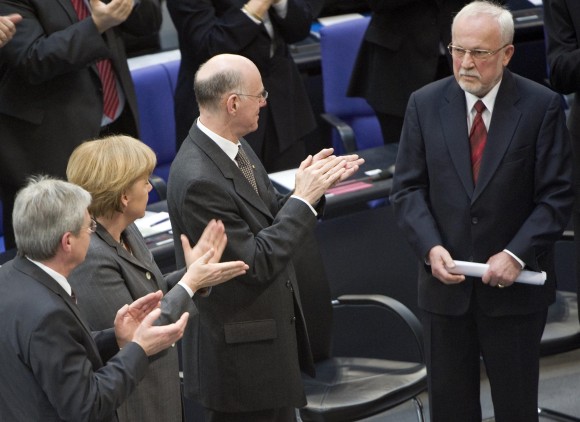 Lothar de Maizière, letzter DDR-Ministerpräsident, erhält Beifall für eine Rede bei der Feierstunde im Deutschen Bundestag zum 20. Jahrestag der einzigen freien Volkskammerwahl