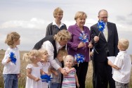 Bundeskanzlerin Angela Merkel wird von Kindern einer Kindertagesstätte begrüßt