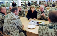 Bundeskanzlerin Angela Merkel im Gespräch mit Soldaten bei einem Adventsbrunch in der Feldlager-Kantine von Kundus.