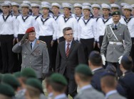 Verteidigungsminister de Maizière schreitet die Ehrenformation der Rekruten ab