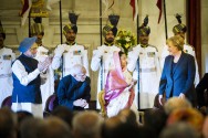 Bundeskanzlerin Angela Merkel (r.) wird mit dem Jawaharlal-Nehru-Preis für internationale Verständigung ausgezeichnet (v.l.: Manmohan Singh, Premierminister Indiens; Hamid Ansari, Vizepräsident Indiens; Pratibha Patil, Präsidentin Indiens).