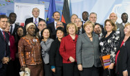 Bundeskanzlerin Angela Merkel (M.r.) und Staatsministerin Maria Böhmer, Beauftragte der Bundesregierung für Migration, Flüchtlinge und Integration