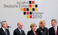 Bundeskanzlerin Angela Merkel (CDU - M) nimmt am Sonntag (03.10.2010) vom Marktplatz in Bremen aus, die Musikparade der Bundesländer im Rahmen der zentralen Feierlichkeiten zum Tag der deutschen Einheit ab.