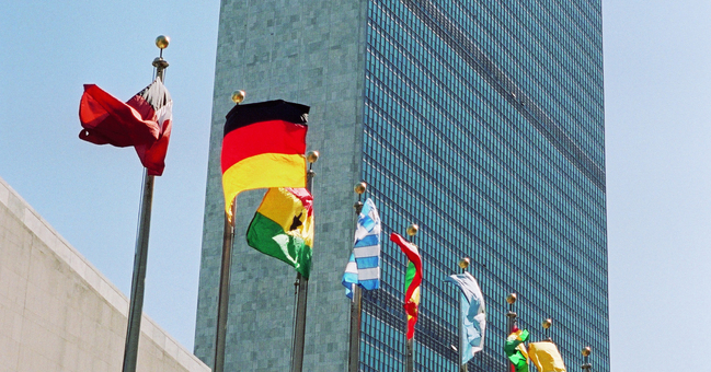 Vor dem Hauptquartier der Vereinten Nationen wehen die Deutschlandfahne und die Nationalfahnen anderer Mitgliedsländer