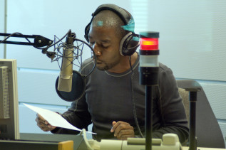 Ein Afrika-Redakteur der Deutschen Welle am Mikrofon.