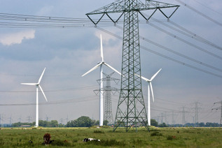 Windkrafträder und Hochspannungsleitung im freien Gelände 