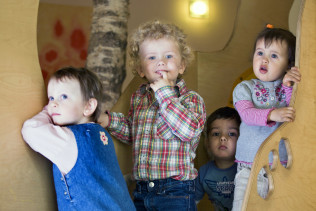 Vier spielende Kinder im Kindergarten