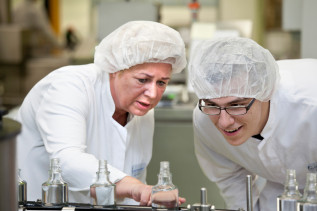 Zwei Mitarbeiter in einem Labor
