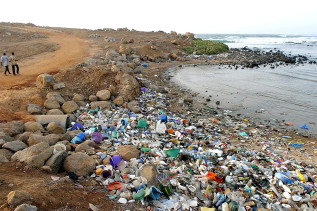 Mit Plastik-Müll verschmutzter Meeresstrand