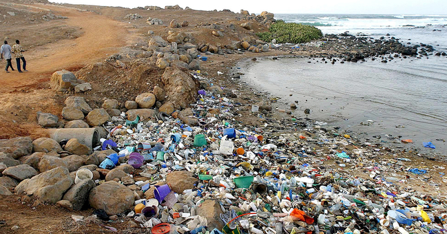 Mit Plastik-Müll verschmutzter Meeresstrand