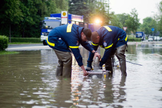 Zwei Mitarbeiter des THW bei der Hochwasserbekämpfung