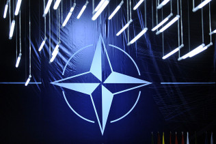 Blauer Stern im Kreis - das Symbol der NATO