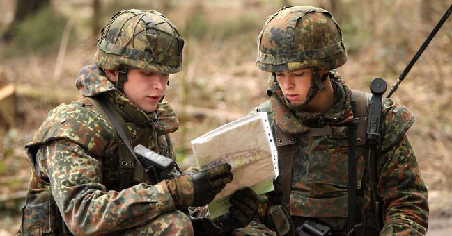 Zwei Bundeswehrsoldaten auf dem Truppenübungsplatz in Frankenberg