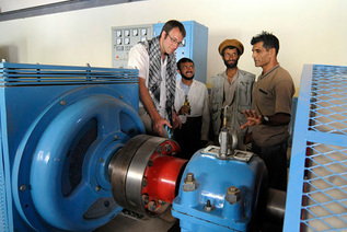 BEntwicklungshelfer erklären eine neue Turbine in einem afghanischen Wasserkraftwerk.
